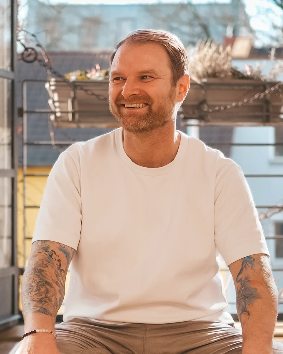 Marc Zimmermann, lächelnd im hellen Studio